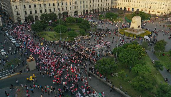 Manifestantes en contra del gobierno del Pedro Castillo en la plaza San Martin. (Foto: Julio Reaño/@photo.gec)