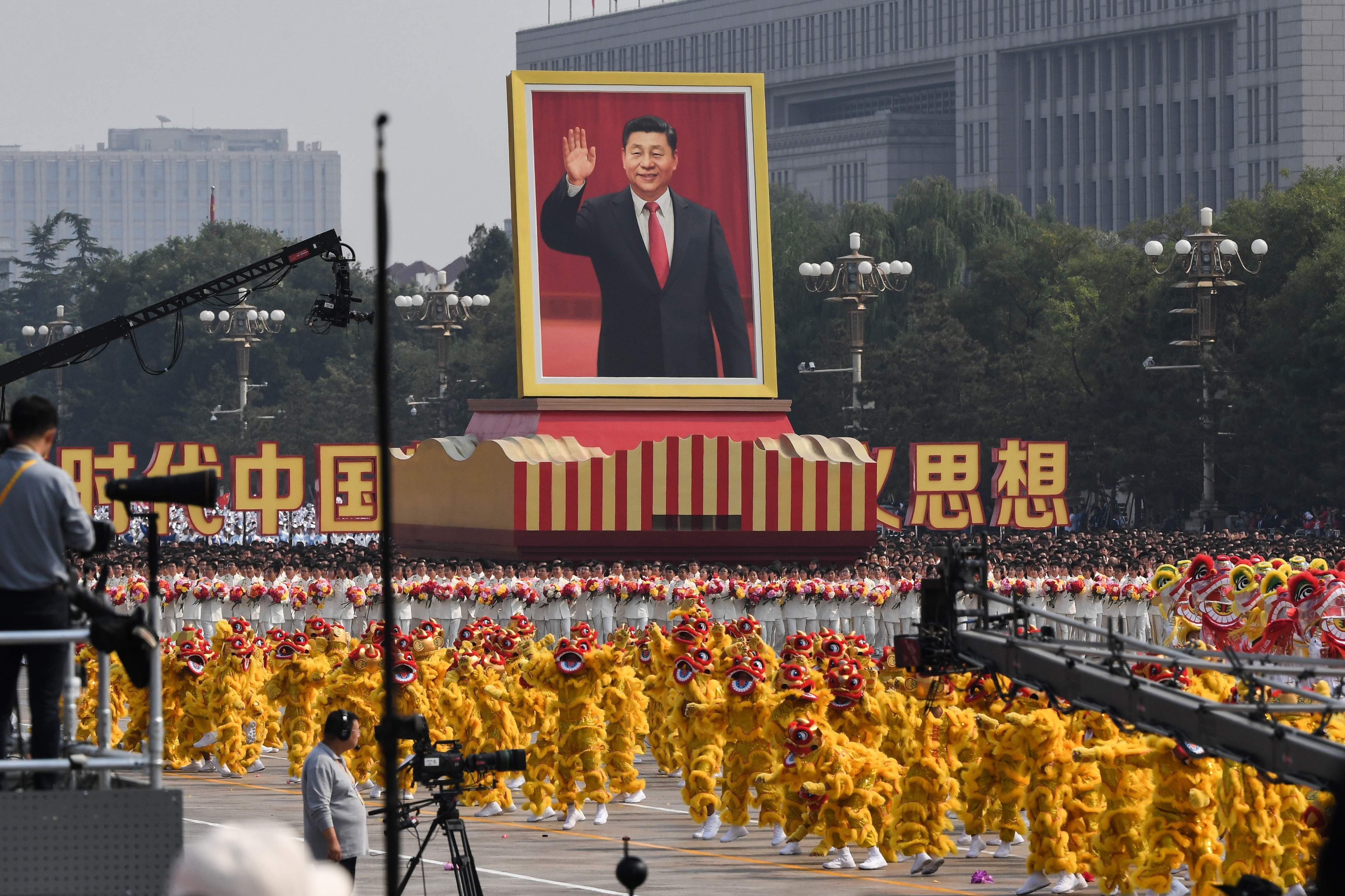 Desde los enormes carteles que inundan las calles de Beijing con la cara del presidente, la repetición de sus frases más famosas, hasta dibujos animados como “Papá Xi”; el mandatario ha sido señalado en múltiples ocasiones de establecer un culto a la personalidad. (AFP)