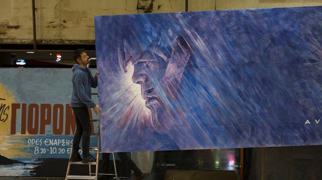 "Avengers: Endgame". En Grecia, la artista Virginia Axioti pinta los pósters de su cine a mano. Foto: Reuters.