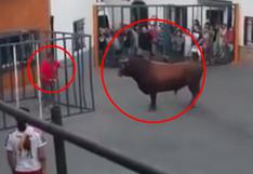 YouTube: toro embiste brutalmente a sujeto que quiso meterlo a jaula