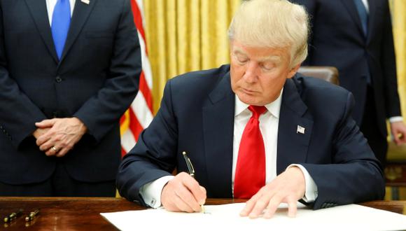 Trump firmó decreto que marca inicio del fin del Obamacare