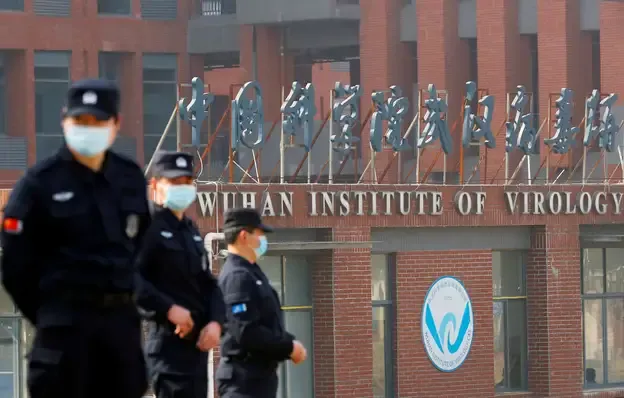 Chinese police guard the headquarters of the Wuhan Institute of Virology.  (THOMAS PETER / REUTERS).