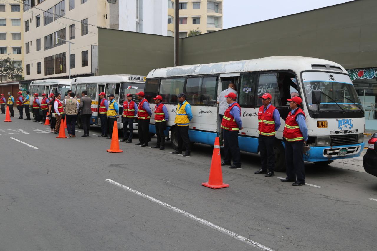 Los inspectores de tránsito de la Municipalidad de Miraflores y de la Autoridad de Transporte Urbano para Lima y Callao (ATU) intervinieron cinco coasters que realizaban el servicio informal de transporte de pasajeros (Difusión)