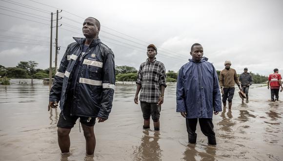 Los residentes inspeccionan una carretera gravemente afectada por las inundaciones tras las lluvias torrenciales en Kitengela, el 1 de mayo de 2024. (Foto de LUIS TATO/AFP)