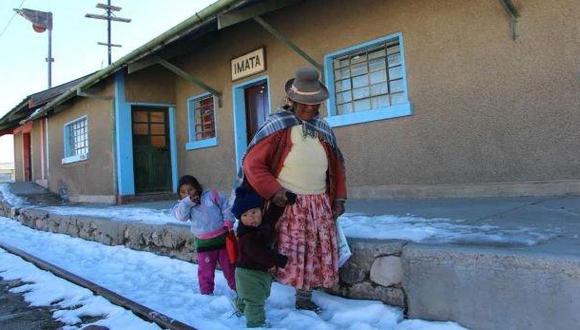 El frío intenso también se registra en las zonas más alejadas de Tacna, Puno y Arequipa. En el primer caso, los distritos de Tarata y Susapaya registraron temperaturas de -3.9°C y -2.5°C respectivamente.

En tanto la temperatura en la provincia puneña de Huancané descendió hasta los -3.9°C, mientras que el distrito arequipeño de Chuca fue de -2.2°C.