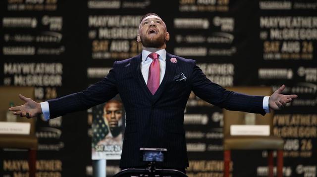 McGregor: "¿Te gusta mi traje? Si te fijas bien, dice ‘Fuck you’ (jódete)". (Foto: AFP/Reuters)