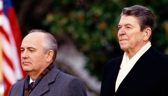Contrario a sus predecesores, Gorbachov matuvo relaciones positivas con los líderes occidentales, lo que dio paso a la firma de importantes acuerdos, como los relacionados a armamento nuclear. / GETTY IMAGES