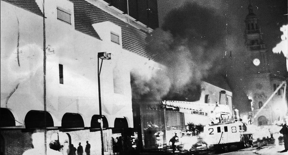 Lima, 7 de octubre de 1992. Antes de la medianoche, terroristas de SL dejaron bombas incendiarias en el local de "Bingo Real" en el Centro Comercial Camino Real. (Foto: Vicente Montes / GEC Archivo Histórico)