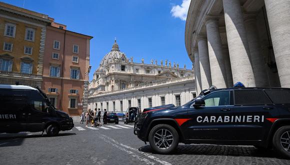 La policía bloquea el acceso a la escena donde la policía disparó a los neumáticos de un automóvil que no se detuvo y rompió las barreras en Via Paulo VI en Roma en la frontera del Vaticano el 19 de junio de 2022. (Foto de Tiziana FABI / AFP)