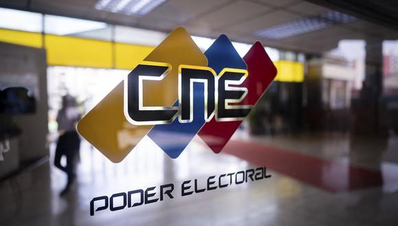 El logo del Consejo Nacional Electoral (CNE) se ve en su sede en Caracas el 23 de abril de 2024. (Foto de Gabriela Oraa / AFP)