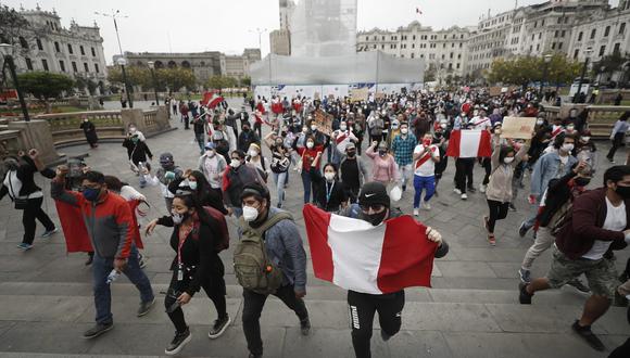 El área más afectada fue Plaza San Martín, punto de concentración de manifestantes, donde se han reportado 20 pintas, entre otros daños. (Foto: César Campos / @photo.gec)