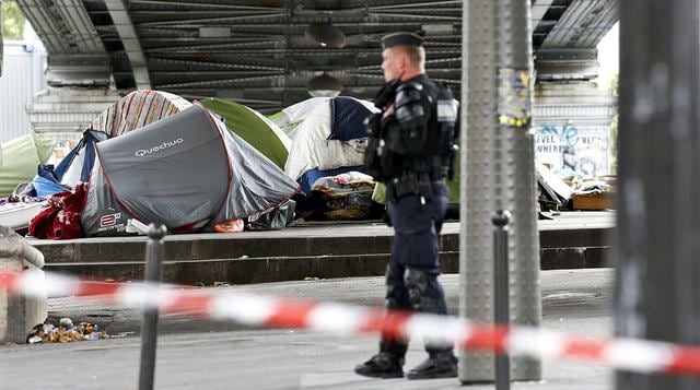 Policía de Francia desaloja a cientos de inmigrantes en París - 3