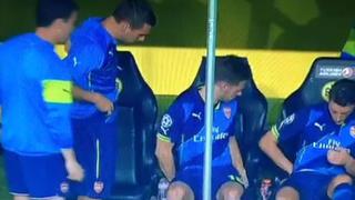 Lukas Podolski perdió su canillera antes de ingresar al campo