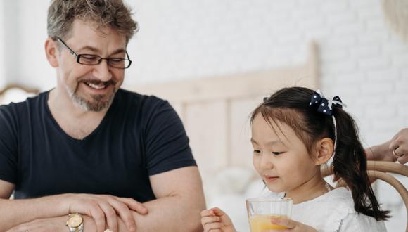 Pregúntale al niño o niña sobre sus actividades favoritas. Pueden intentar realizar un pasatiempo juntos.