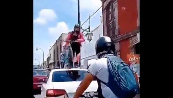 México: Ciclista pasa por encima de automóvil que obstruía ciclovía en Querétaro. (Redes sociales).