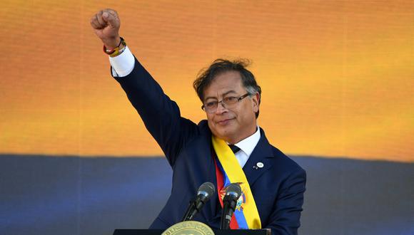El nuevo presidente de Colombia, Gustavo Petro, hace un gesto después de pronunciar un discurso durante su ceremonia de toma de posesión en la Plaza de Bolívar en Bogotá, el 7 de agosto de 2022. (JUAN BARRETO / AFP).