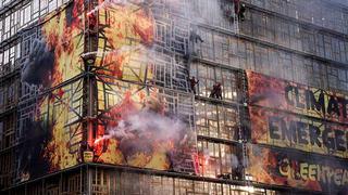 Greenpeace interviene sede de cumbre europea con pancarta e “incendio”