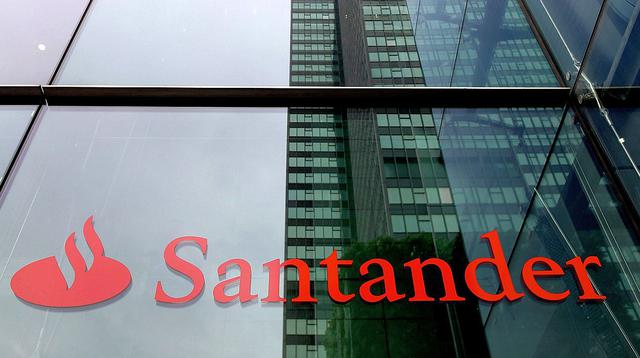 El Banco Santander entregó 10 becas a profesores de universidades peruanas para que puedan realizar sus investigaciones en universidades y centros de investigación de España, Brasil, Colombia, México y Argentina.
