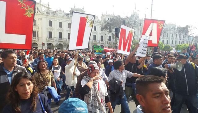 Los maestros regresaron a la plaza San Martín tras congregarse en el parque Kennedy y recorrer la Av. Arequipa.