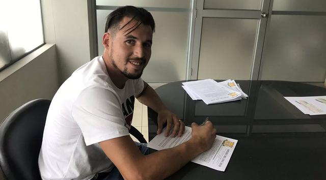 Claudio Torrejón firmó su contrato con Sport Huancayo. (Foto: @ctorrejon14)