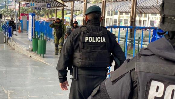 Imagen referencial de policías de Ecuador brindando seguridad en el sector Playón de La Marín | Foto: @PoliciaDMQZona9
