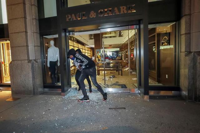 Un grupo de personas saquea un negocio en el centro de Manhattan, Nueva York, durante una protesta por el asesinato de George Floyd. (EFE / EPA / JUSTIN LANE).