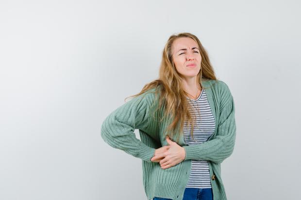 Uno de los principales síntomas del cáncer de colon es el dolor abdominal.