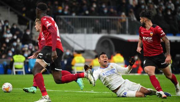 Casemiro cae dentro del área: la acción por la que protestan Valencia y Piqué. (Foto: AFP)