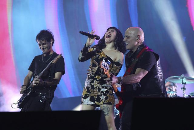 Simón Bosio, el hijo de Zeta, tomó la guitarra y compartió el protagonismo de “Un millón de años luz” con la chilena Mon Laferte, cuya voz retumbó en todos los rincones del estadio e hizo de ese momento uno de los puntos álgidos de la velada.