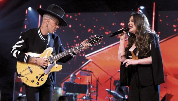 LAS VEGAS, NV - NOVEMBER 15:  Jesse Huerta (L) and Joy Huerta of Jesse y Joy perform onstage during the 2017 Person of the Year Gala honoring Alejandro Sanz at the Mandalay Bay Convention Center on November 15, 2017 in Las Vegas, Nevada.  (Photo by John Parra/Getty Images for LARAS)
