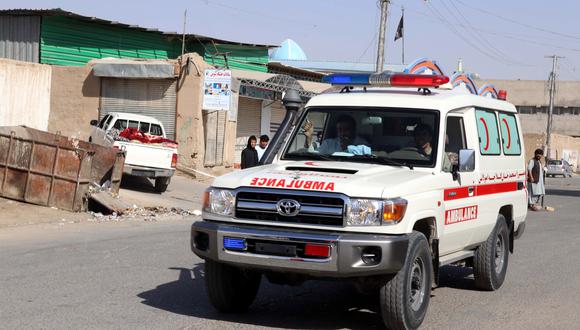 Una ambulancia se acerca a socorrer a las víctimas del atentado del viernes 15 de octubre del 2021 en Kandahar, Afganistán. EFE