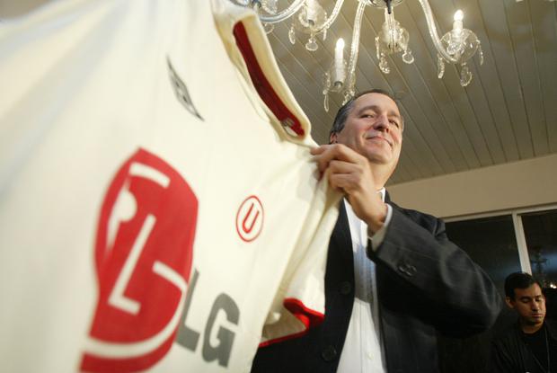 The Mexican businessman, Jorge Vergara, posing with the Sports University shirt.  (USI)