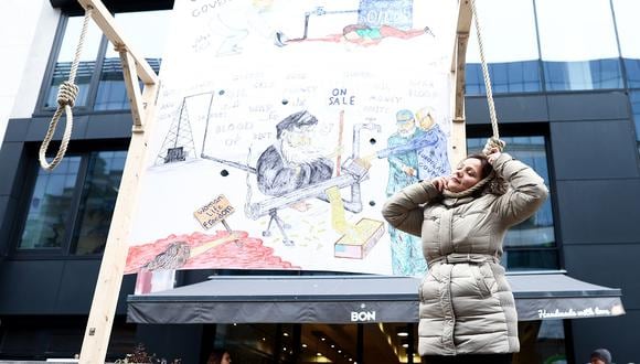 Una manifestante posa en una horca simulada mientras participa en una protesta de apoyo al movimiento de resistencia iraní en Bruselas el 20 de febrero de 2023. (Foto de Kenzo TRIBOUILLARD / AFP)