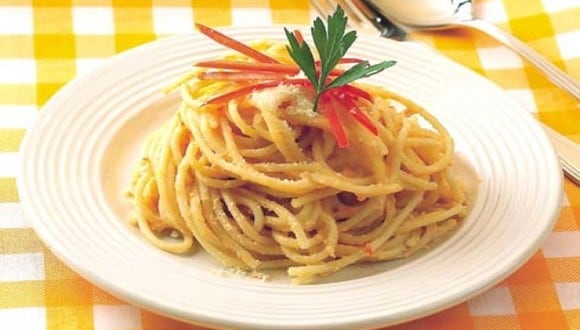 Espaguetis en salsa de queso fresco y pimiento