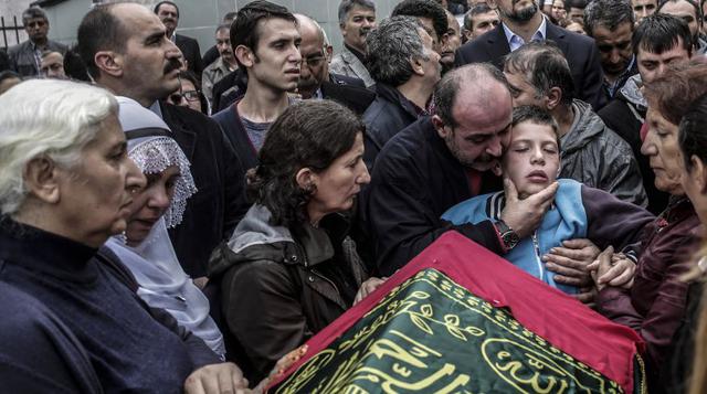 Turquía entierra a las víctimas del brutal atentado en Ankara - 6
