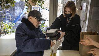 Restaurantes de lujo en Kiev cambian el caviar por la comida gratuita 