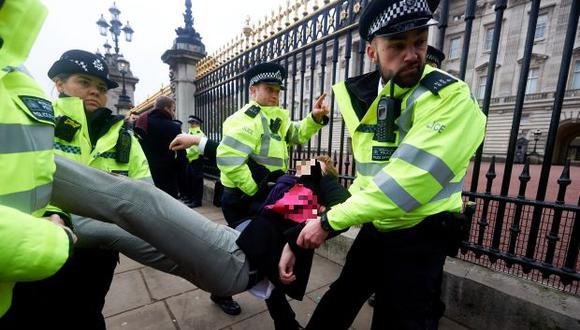 La Policía registra hoy varios inmuebles en Bath, Londres, Portsmouth y Leeds, sin aportar más detalles del operativo. (Foto referencial de un activista detenido: AFP)