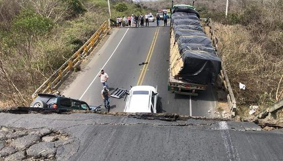 Fotografía cedida por el Servicio de emergencias Ecuador -911 de tres vehículos que quedaron atrapados al derrumbarse un puente en una carretera que une las localidades de Montecristi y Jipijapa, en la provincia costera de Manabí. (EFE/ Servicio De Emergencias Ecuador -911).