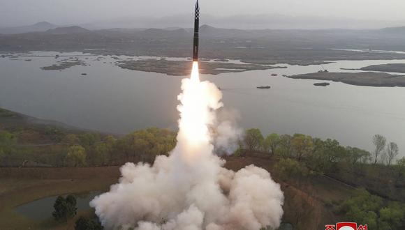 La prueba de fuego del nuevo misil balístico intercontinental Hwasongpho-18 en un lugar no revelado en Corea del Norte, el 13 de abril de 2023. (Foto de KCNA VIA KNS / AFP)
