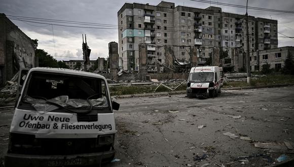 Los vehículos destruidos se muestran en la ciudad de Lysychansk en la región oriental de Ucrania de Donbas el 18 de junio de 2022 en medio de la invasión rusa del país. (Foto de ARIS MESSINIS / AFP)