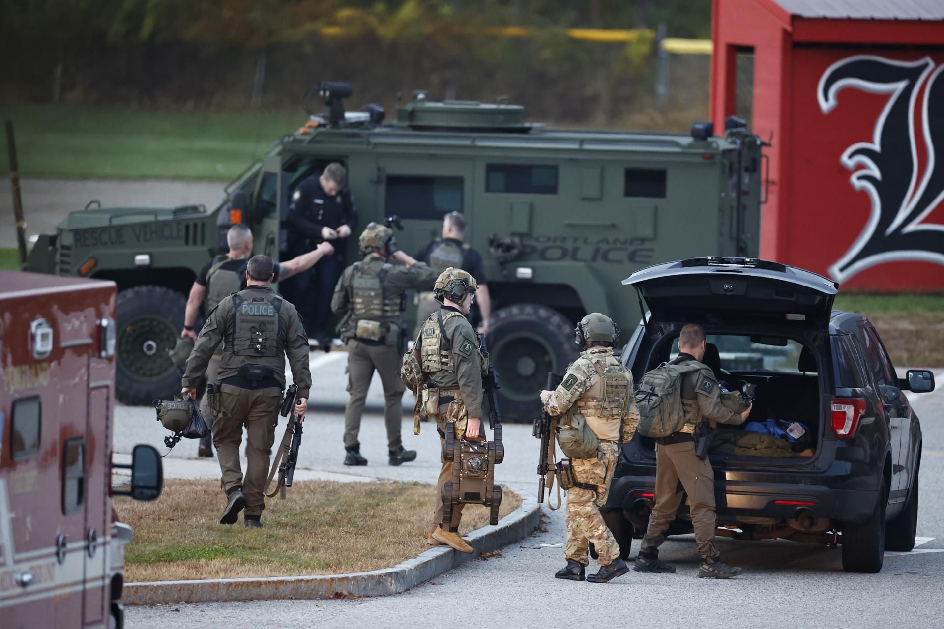 Tactical team members prepare to search for the suspect in a Maine shooting.  (EFE/EPA/CJ GUNTHER).