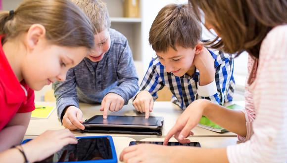 Niños utilizan dispositivos tecnológicos. (Foto: Shutterstock)