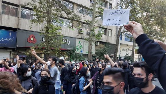 Manifestantes bloquean una carretera durante una protesta por la muerte de la joven iraní Mahsa Amini, fallecida la semana pasada tras ser detenida en Teherán por no llevar el hiyab de forma adecuada. (Foto: EFE/EPA/STR)