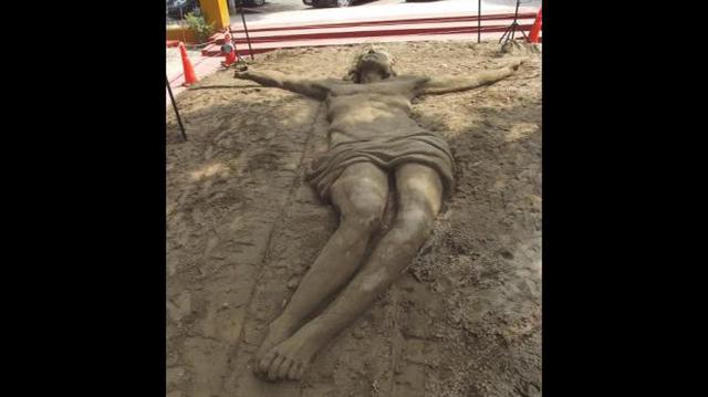 La crucifixión de Jesús fue representada en escultura de arena - 1