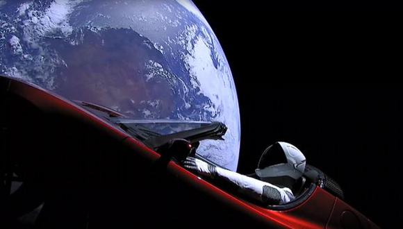 El vehículo que fue enviado fuera del planeta a bordo del primer vuelo del Falcon Heavy continúa su órbita que lo aproximará a Marte. (Foto: AFP)