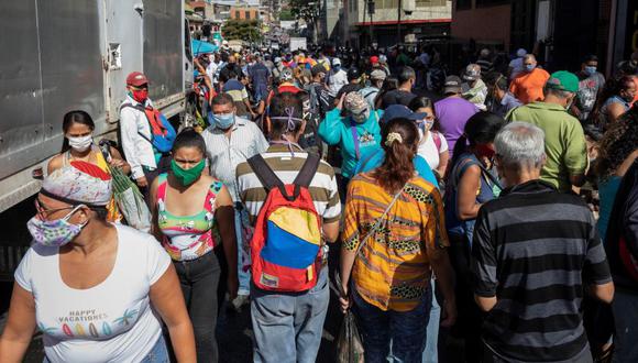 Personas venden y hacen compras en el mercado popular de Catia en Caracas (Venezuela). (Foto: EFE/ Rayner Peña/Archivo).