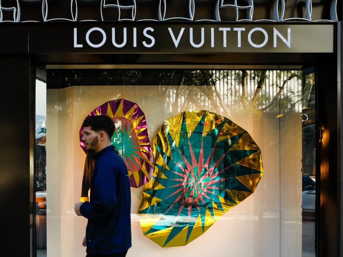 Los zapatos con logo en el punto de mira son de Louis Vuitton