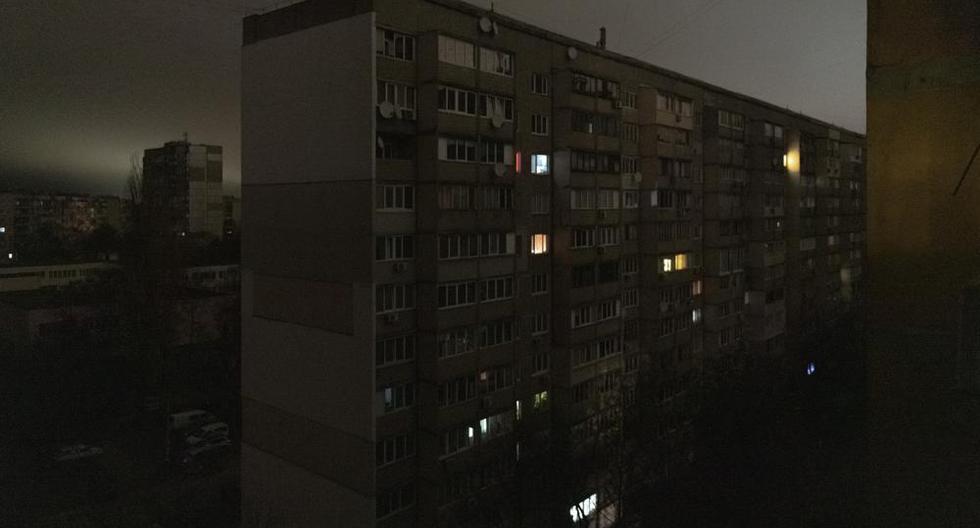 Las ventanas de un edificio de apartamentos se iluminan durante un apagón en el centro de Kiev, Ucrania, el lunes 14 de noviembre de 2022. (Foto AP/Andrew Kravchenko).