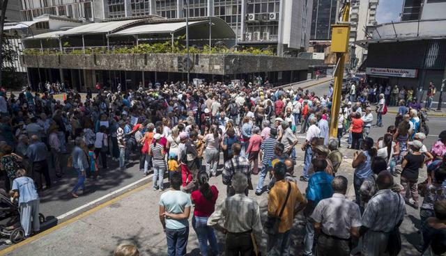 Según Lozada, la medida de Maduro "genera incertidumbre y confusión entre los [jubilados] que no saben de tecnología". (Foto: EFE)