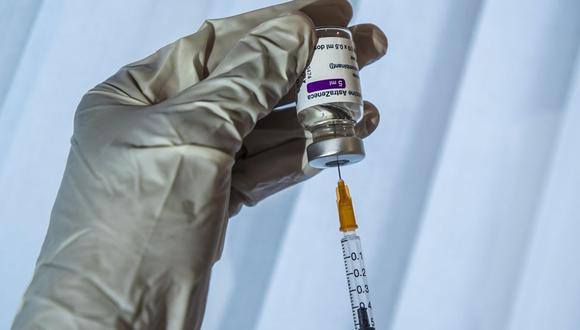 Un médico prepara su jeringa con una dosis de la vacuna Oxford / AstraZeneca COVID-19 antes de una primera inyección en París, Francia, el 26 de febrero de 2021.  (EFE/EPA/CHRISTOPHE PETIT TESSON).